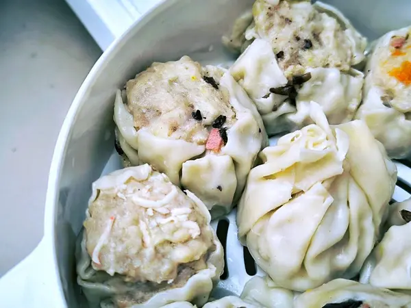 Lezzetli Asya yemeklerinin yakın görüntüsü