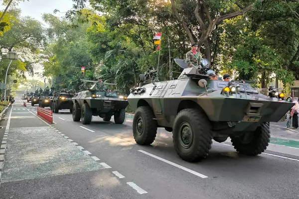 Jakarta, Endonezya - 29 Eylül 2024: Endonezya Ulusal Ordusu TNI yıldönümü hazırlığı için geçit töreni