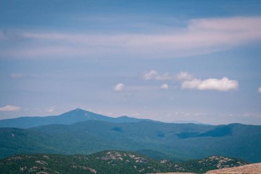 Şelale gibi dağ yürüyüşü manzarası