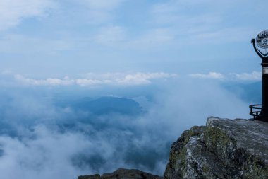 Beyaz Suratlı Dağ Adirondacks New York alçak bulutlarda