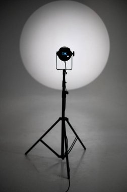 Octobox, fotoğraf stüdyosu ekipmanları ve çekim için kırmızı kağıt arka plan. Ahşap küp, sandalyeler ve fotoshoot sırasında çabucak yer değiştiren yelpaze.