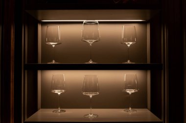 Modern şarap kadehleri ve sofra takımları şık restoran içlerinde. Cam eşyalar, sofra takımları, mutfak dekorları ve ev eşyaları. Masa ayarı. Şarap garsonu bahşişleri.