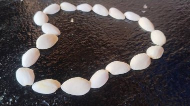 Pistachio kabuklarından yapılmış kalp şeklinde.