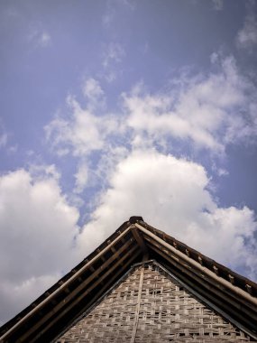 Mavi Gökyüzü Arkaplanlı Geleneksel Ev Çatı