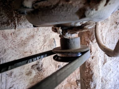 Eski ve kirli motor kemeri. Kemer kauçuktan yapılmış ve siyah bir rengi var.