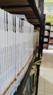 Surakarta, Endonezya-Ağustos, 12024: Okul kütüphanesinde mühendislik ve tarım kitapları içeren kitaplıklar