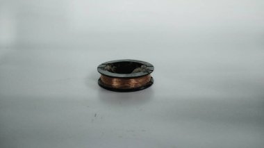 Beyaz arkaplanda Küçük Bakır Kablo Bobininin Yakın Çekimi