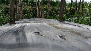 Sebze Çiftliğinde Ahşap Kazıklı Plastik Malç