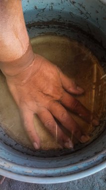 Klaten, Endonezya - 17 Nisan 2025: Acıyı dindirmek için ellerinizi havzaya sokun