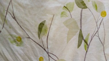 Ev dekorasyonu veya tasarım kavramları için bej tekstil arka planında botanik desenli kumaş, yeşil yapraklar ve sarı daireler