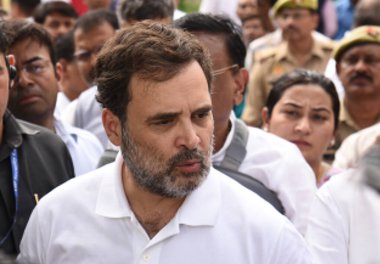 HATHRAS, INDIA - 5 Temmuz 2024: Muhalefet Lideri Rahul Gandhi, 5 Temmuz 2024 'te Hathras, Hindistan' da bu hafta başlarında Hathras 'ta ölenlerin aileleriyle görüştükten sonra basın mensuplarına konuştu. Çoğu kadın olmak üzere 121 kişi öldü