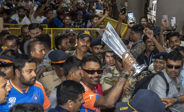 MUMBAI, INDIA - 4 Temmuz 2024 Perşembe günü Başbakan Narendra Modi ile görüştükten sonra Rohit Sharma ve ekibi Mumbai havaalanına geldi ve şu anda Mumbai, Hindistan 'daki Marine Drive' daki zafer törenindeler. Fotoğraf: Satish Bate / Hindustan Ti