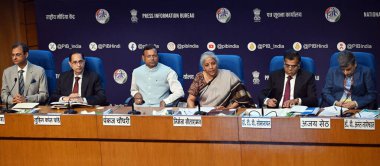 NEW DELHI, INDIA - 23 Temmuz 2024 tarihinde Hindistan 'ın Yeni Delhi kentinde Ulusal Medya Merkezi' nde düzenlenen Post Budget Press Conference sırasında Birlik Maliye Bakanı Nirmala Sitharaman ve MoS (Finans) Pankaj Choudhary. (Fotoğraf: Ajay Aggarwal / Hindustan Times)