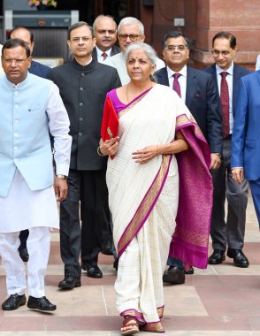 NEW DELHI, INDIA - 23 Temmuz 2024: Birlik Maliye Bakanı Nirmala Sitharaman, Birlik Bütçesi 2024-25 tarihleri arasında masaya oturacağı Parlamento 'ya gitmeden önce Maliye Bakanlığı 