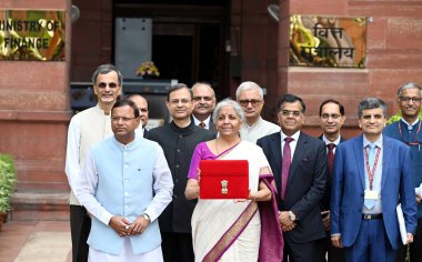 NEW DELHI, INDIA - 23 Temmuz 2024: Birlik Maliye Bakanı Nirmala Sitharaman, Birlik Bütçesi 2024-25 tarihleri arasında masaya oturacağı Parlamento 'ya gitmeden önce Maliye Bakanlığı 
