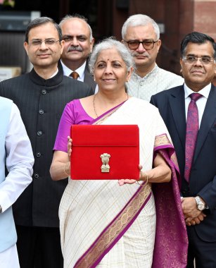 NEW DELHI, INDIA - 23 Temmuz 2024: Birlik Maliye Bakanı Nirmala Sitharaman, Birlik Bütçesi 2024-25 tarihleri arasında masaya oturacağı Parlamento 'ya gitmeden önce Maliye Bakanlığı 