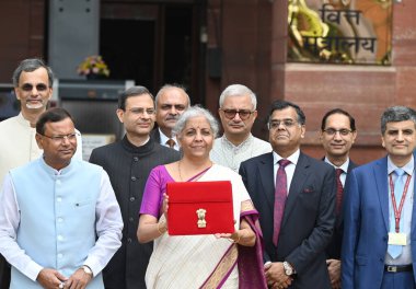 NEW DELHI, INDIA - 23 Temmuz 2024: Birlik Maliye Bakanı Nirmala Sitharaman, Birlik Bütçesi 2024-25 tarihleri arasında masaya oturacağı Parlamento 'ya gitmeden önce Maliye Bakanlığı 