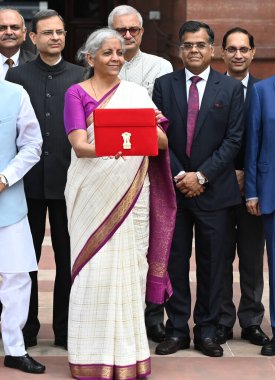 NEW DELHI, INDIA - 23 Temmuz 2024: Birlik Maliye Bakanı Nirmala Sitharaman, Birlik Bütçesi 2024-25 tarihleri arasında masaya oturacağı Parlamento 'ya gitmeden önce Maliye Bakanlığı 