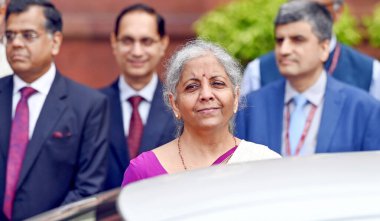 NEW DELHI, INDIA - 23 Temmuz 2024: Birlik Maliye Bakanı Nirmala Sitharaman, Birlik Bütçesi 2024-25 tarihleri arasında masaya oturacağı Parlamento 'ya gitmeden önce Maliye Bakanlığı 