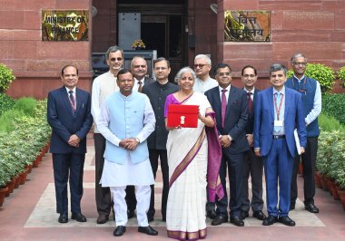 NEW DELHI, INDIA - 23 Temmuz 2024: Birlik Maliye Bakanı Nirmala Sitharaman, Birlik Bütçesi 2024-25 tarihleri arasında masaya oturacağı Parlamento 'ya gitmeden önce Maliye Bakanlığı 