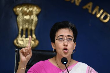 NEW DELHI, INDIA - 23 Temmuz 2024: Atishi, Delhi Hükümeti Maliye Bakanı Delhi Sekreterliği 'nde bir basın toplantısı düzenledi. Maliye Bakanı Atishi, 2024-25 Birlik Bütçesini eleştiren Delhi 