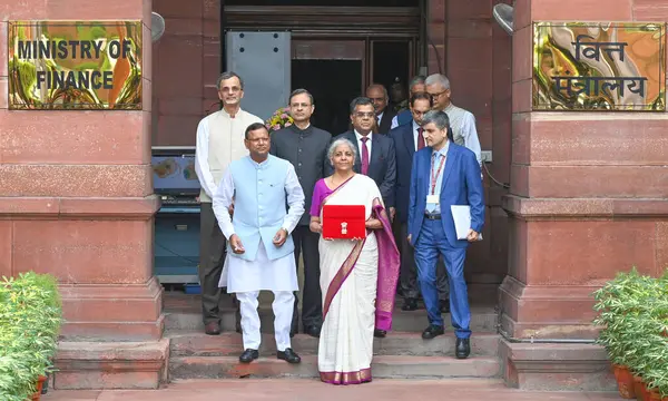 NEW DELHI, INDIA - 23 Temmuz 2024: Birlik Maliye Bakanı Nirmala Sitharaman, Birlik Bütçesi 2024-25 tarihleri arasında masaya oturacağı Parlamento 'ya gitmeden önce Maliye Bakanlığı 