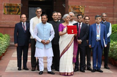 NEW DELHI, INDIA - 23 Temmuz 2024: Birlik Maliye Bakanı Nirmala Sitharaman, MoS Maliye Bakanı Pankaj Choudhary ve Maliye Bakanlığı 'nın diğer üyeleri 23 Temmuz 2024 tarihinde Yeni Delhi, Hindistan' da parlamento binasında bütçeyi sunmak üzere bakanlıktan ayrıldılar..