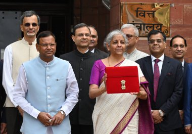 NEW DELHI, INDIA - 23 Temmuz 2024: Birlik Maliye Bakanı Nirmala Sitharaman, MoS Maliye Bakanı Pankaj Choudhary ve Maliye Bakanlığı 'nın diğer üyeleri 23 Temmuz 2024 tarihinde Yeni Delhi, Hindistan' da parlamento binasında bütçeyi sunmak üzere bakanlıktan ayrıldılar..