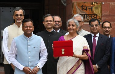 NEW DELHI, INDIA - 23 Temmuz 2024: Birlik Maliye Bakanı Nirmala Sitharaman, MoS Maliye Bakanı Pankaj Choudhary ve Maliye Bakanlığı 'nın diğer üyeleri 23 Temmuz 2024 tarihinde Yeni Delhi, Hindistan' da parlamento binasında bütçeyi sunmak üzere bakanlıktan ayrıldılar..