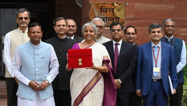 NEW DELHI, INDIA - 23 Temmuz 2024: Birlik Maliye Bakanı Nirmala Sitharaman, MoS Maliye Bakanı Pankaj Choudhary ve Maliye Bakanlığı 'nın diğer üyeleri 23 Temmuz 2024 tarihinde Yeni Delhi, Hindistan' da parlamento binasında bütçeyi sunmak üzere bakanlıktan ayrıldılar..