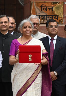 NEW DELHI, INDIA - 23 Temmuz 2024: Birlik Maliye Bakanı Nirmala Sitharaman, MoS Maliye Bakanı Pankaj Choudhary ve Maliye Bakanlığı 'nın diğer üyeleri 23 Temmuz 2024 tarihinde Yeni Delhi, Hindistan' da parlamento binasında bütçeyi sunmak üzere bakanlıktan ayrıldılar..
