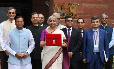 NEW DELHI, INDIA - 23 Temmuz 2024: Birlik Maliye Bakanı Nirmala Sitharaman, MoS Maliye Bakanı Pankaj Choudhary ve Maliye Bakanlığı 'nın diğer üyeleri 23 Temmuz 2024 tarihinde Yeni Delhi, Hindistan' da parlamento binasında bütçeyi sunmak üzere bakanlıktan ayrıldılar..
