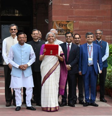 NEW DELHI, INDIA - 23 Temmuz 2024: Birlik Maliye Bakanı Nirmala Sitharaman, MoS Maliye Bakanı Pankaj Choudhary ve Maliye Bakanlığı 'nın diğer üyeleri 23 Temmuz 2024 tarihinde Yeni Delhi, Hindistan' da parlamento binasında bütçeyi sunmak üzere bakanlıktan ayrıldılar..