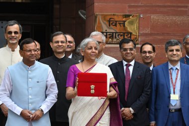 NEW DELHI, INDIA - 23 Temmuz 2024: Birlik Maliye Bakanı Nirmala Sitharaman, MoS Maliye Bakanı Pankaj Choudhary ve Maliye Bakanlığı 'nın diğer üyeleri 23 Temmuz 2024 tarihinde Yeni Delhi, Hindistan' da parlamento binasında bütçeyi sunmak üzere bakanlıktan ayrıldılar..