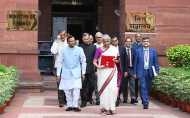 NEW DELHI, INDIA - 23 Temmuz 2024: Birlik Maliye Bakanı Nirmala Sitharaman, MoS Maliye Bakanı Pankaj Choudhary ve Maliye Bakanlığı 'nın diğer üyeleri 23 Temmuz 2024 tarihinde Yeni Delhi, Hindistan' da parlamento binasında bütçeyi sunmak üzere bakanlıktan ayrıldılar..