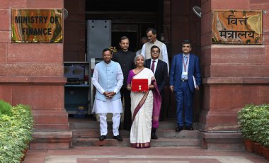 NEW DELHI, INDIA - 23 Temmuz 2024: Birlik Maliye Bakanı Nirmala Sitharaman, MoS Maliye Bakanı Pankaj Choudhary ve Maliye Bakanlığı 'nın diğer üyeleri 23 Temmuz 2024 tarihinde Yeni Delhi, Hindistan' da parlamento binasında bütçeyi sunmak üzere bakanlıktan ayrıldılar..