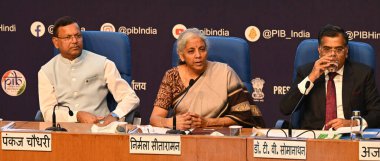 NEW DELHI, INDIA - 23 Temmuz 2024: Birlik Maliye Bakanı Nirmala Sitharaman, MoS Maliye Bakanı Pankaj Choudhary, Maliye Bakanlığı Maliye Bakanlığı Maliye Bakanlığı Baş Müsteşarı Maliye Bakanı Genel Sekreterleri Posta bütçesi basın toplantısında konuşma yaptı