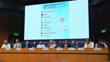 NEW DELHI, INDIA - 23 Temmuz 2024: Birlik Maliye Bakanı Nirmala Sitharaman, MoS Maliye Bakanı Pankaj Choudhary, Maliye Bakanlığı Maliye Bakanlığı Maliye Bakanlığı Baş Müsteşarı Maliye Bakanı Genel Sekreterleri Posta bütçesi basın toplantısında konuşma yaptı