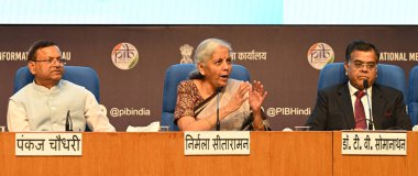 NEW DELHI, INDIA - 23 Temmuz 2024: Birlik Maliye Bakanı Nirmala Sitharaman, MoS Maliye Bakanı Pankaj Choudhary, Maliye Bakanlığı Maliye Bakanlığı Maliye Bakanlığı Baş Müsteşarı Maliye Bakanı Genel Sekreterleri Posta bütçesi basın toplantısında konuşma yaptı