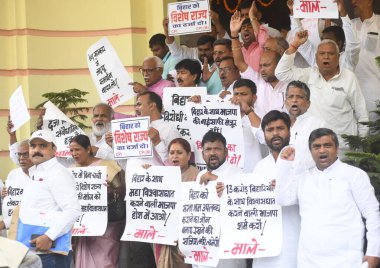 PATNA, Hindistan - 23 Temmuz: I.N.D.I.A. 23 Temmuz 2024 'te Hindistan' ın Patna kentinde Bihar Meclisi 'nin dışında Muson Toplantısı sırasında gösteri yapan ittifak milletvekilleri. Fotoğraf: Santosh Kumar / Hindustan Times)