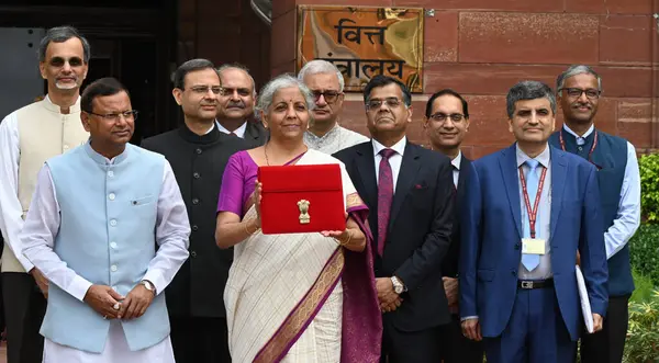 NEW DELHI, INDIA - 23 Temmuz 2024: Birlik Maliye Bakanı Nirmala Sitharaman, MoS Maliye Bakanı Pankaj Choudhary ve Maliye Bakanlığı 'nın diğer üyeleri 23 Temmuz 2024 tarihinde Yeni Delhi, Hindistan' da parlamento binasında bütçeyi sunmak üzere bakanlıktan ayrıldılar..