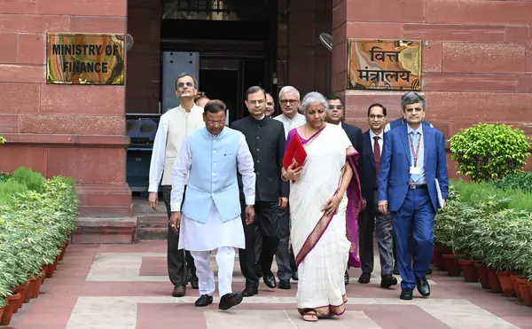 NEW DELHI, INDIA - 23 Temmuz 2024: Birlik Maliye Bakanı Nirmala Sitharaman, MoS Maliye Bakanı Pankaj Choudhary ve Maliye Bakanlığı 'nın diğer üyeleri 23 Temmuz 2024 tarihinde Yeni Delhi, Hindistan' da parlamento binasında bütçeyi sunmak üzere bakanlıktan ayrıldılar..