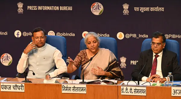 NEW DELHI, INDIA - 23 Temmuz 2024: Birlik Maliye Bakanı Nirmala Sitharaman, MoS Maliye Bakanı Pankaj Choudhary, Maliye Bakanlığı Maliye Bakanlığı Maliye Bakanlığı Baş Müsteşarı Maliye Bakanı Genel Sekreterleri Posta bütçesi basın toplantısında konuşma yaptı