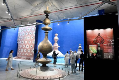 NEW DELHI, INDIA - 24 Temmuz 2024: Yabancı Turist ziyareti ve Look Humayun Dünya Mirasları Müzesi UNESCOs Dünya Mirası kültür festivalinin 46. oturumunu 24 Temmuz 2024 'te Yeni Delhi, Hindistan' da gerçekleştirdi.. 