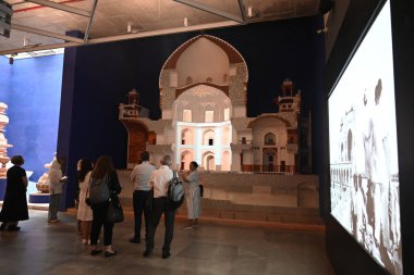 NEW DELHI, INDIA - 24 Temmuz 2024: Yabancı Turist ziyareti ve Look Humayun Dünya Mirasları Müzesi UNESCOs Dünya Mirası kültür festivalinin 46. oturumunu 24 Temmuz 2024 'te Yeni Delhi, Hindistan' da gerçekleştirdi.. 