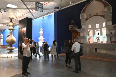 NEW DELHI, INDIA - 24 Temmuz 2024: Yabancı Turist ziyareti ve Look Humayun Dünya Mirasları Müzesi UNESCOs Dünya Mirası kültür festivalinin 46. oturumunu 24 Temmuz 2024 'te Yeni Delhi, Hindistan' da gerçekleştirdi.. 