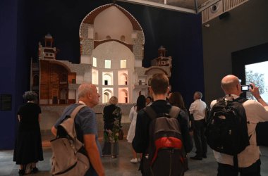 NEW DELHI, INDIA - 24 Temmuz 2024: Yabancı Turist ziyareti ve Look Humayun Dünya Mirasları Müzesi UNESCOs Dünya Mirası kültür festivalinin 46. oturumunu 24 Temmuz 2024 'te Yeni Delhi, Hindistan' da gerçekleştirdi.. 