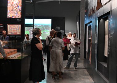 NEW DELHI, INDIA - 24 Temmuz 2024: Yabancı Turist ziyareti ve Look Humayun Dünya Mirasları Müzesi UNESCOs Dünya Mirası kültür festivalinin 46. oturumunu 24 Temmuz 2024 'te Yeni Delhi, Hindistan' da gerçekleştirdi.. 