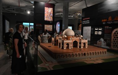 NEW DELHI, INDIA - 24 Temmuz 2024: Yabancı Turist ziyareti ve Look Humayun Dünya Mirasları Müzesi UNESCOs Dünya Mirası kültür festivalinin 46. oturumunu 24 Temmuz 2024 'te Yeni Delhi, Hindistan' da gerçekleştirdi.. 