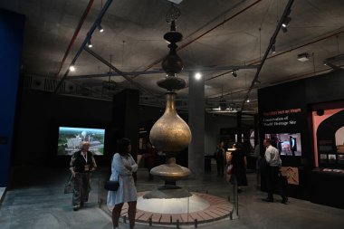 NEW DELHI, INDIA - 24 Temmuz 2024: Yabancı Turist ziyareti ve Look Humayun Dünya Mirasları Müzesi UNESCOs Dünya Mirası kültür festivalinin 46. oturumunu 24 Temmuz 2024 'te Yeni Delhi, Hindistan' da gerçekleştirdi.. 